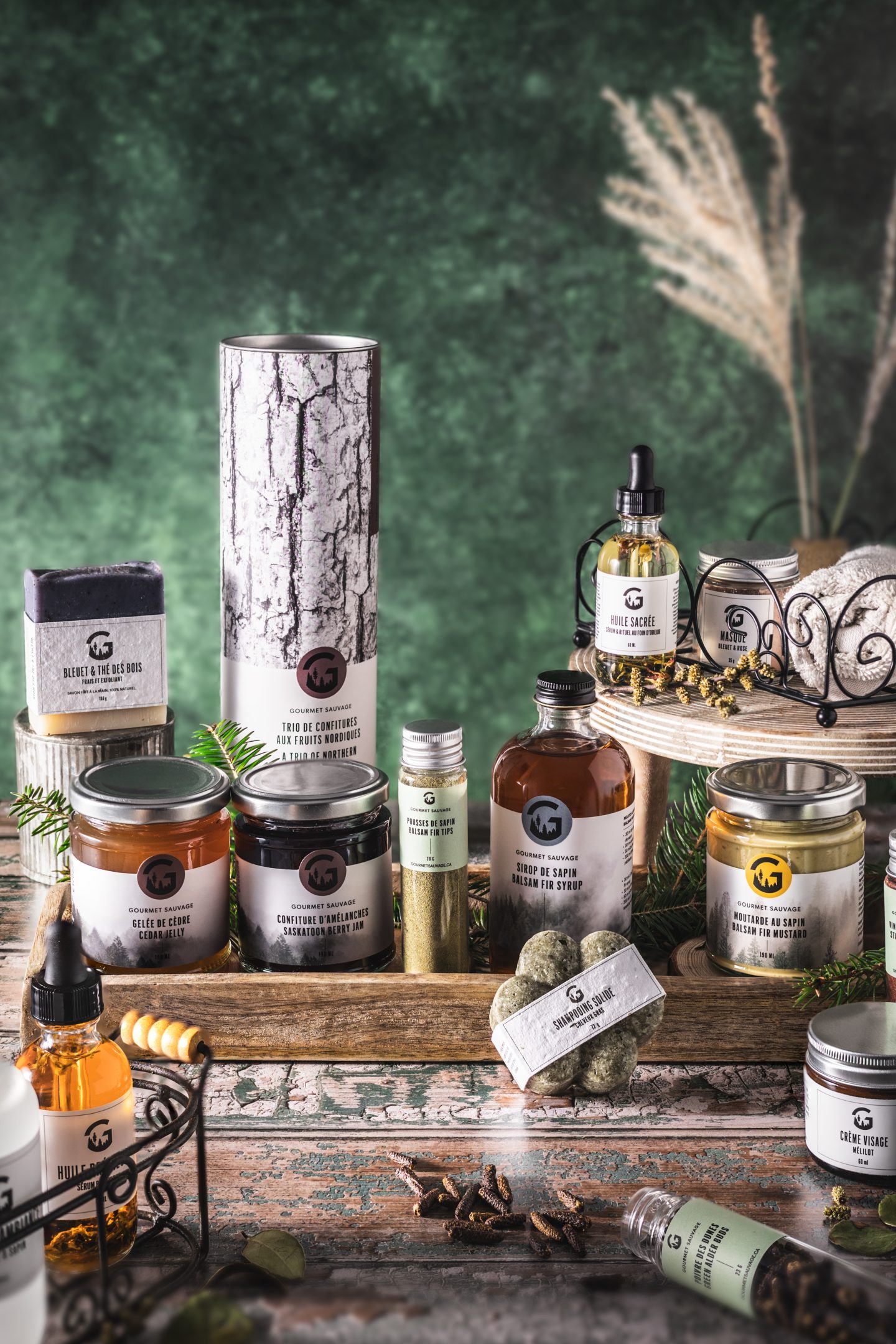 produits forestiers comestibles sur table en bois