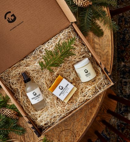 Coffret bien-être avec trois produits dans une boîte garnie de fibres de bois