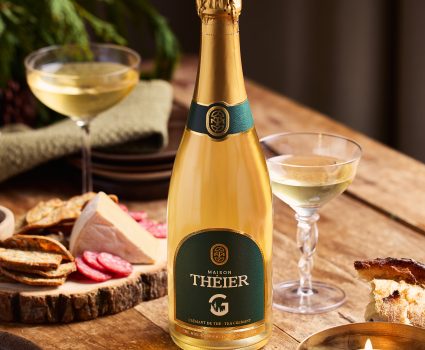 Bouteille de Crémant forestier sur table en bois