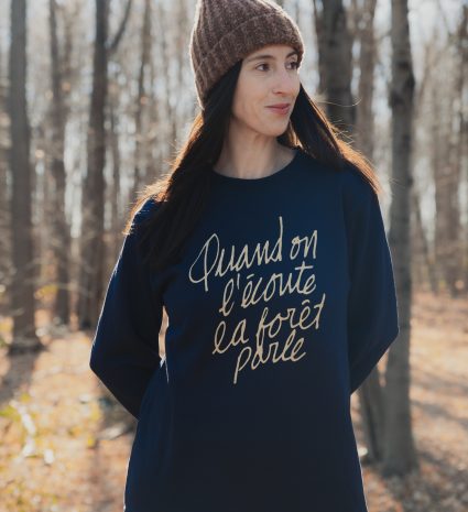 Coton ouaté bleu marine avec texte doré dans une forêt