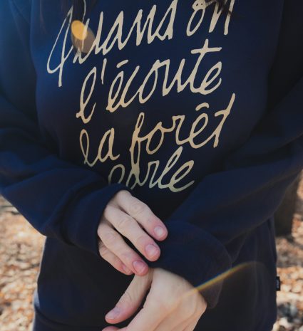 Coton ouaté bleu marine avec slogan, porté en forêt