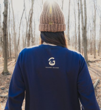 Coton ouaté bleu avec logo forestier porté dans un sous-bois