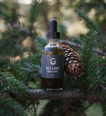 Huile à barbe et sérum visage 2 en 1 sur une branche de conifère