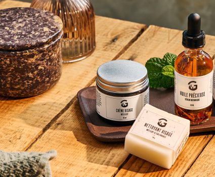 Produits de soins sur une table en bois