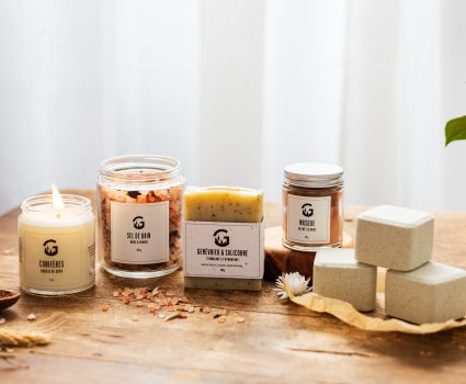Bougies et produits cosmétiques sur une table en bois