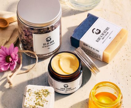Ensemble Mère du Nord avec savon, crème et sel de bain sur une table