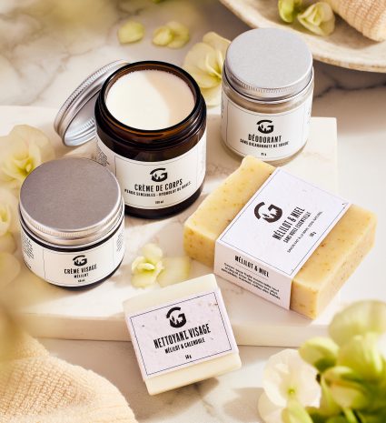 Ensemble de soins pour peaux sensibles sur une dalle de pierre
