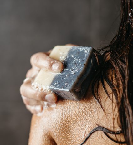 Savon bleuets – thé des bois frotté sur une épaule mouillée