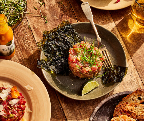 Assiettes de tartare garnies sur une table en bois