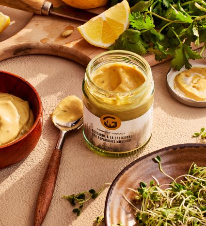 Moutarde à la salicorne dans un pot ouvert sur une table de cuisine