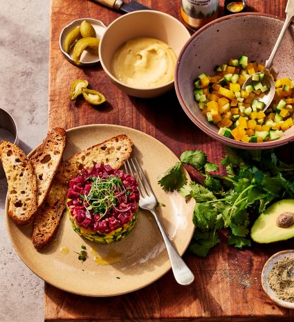 Tartare nordique avec pain grillé sur une planche de bois