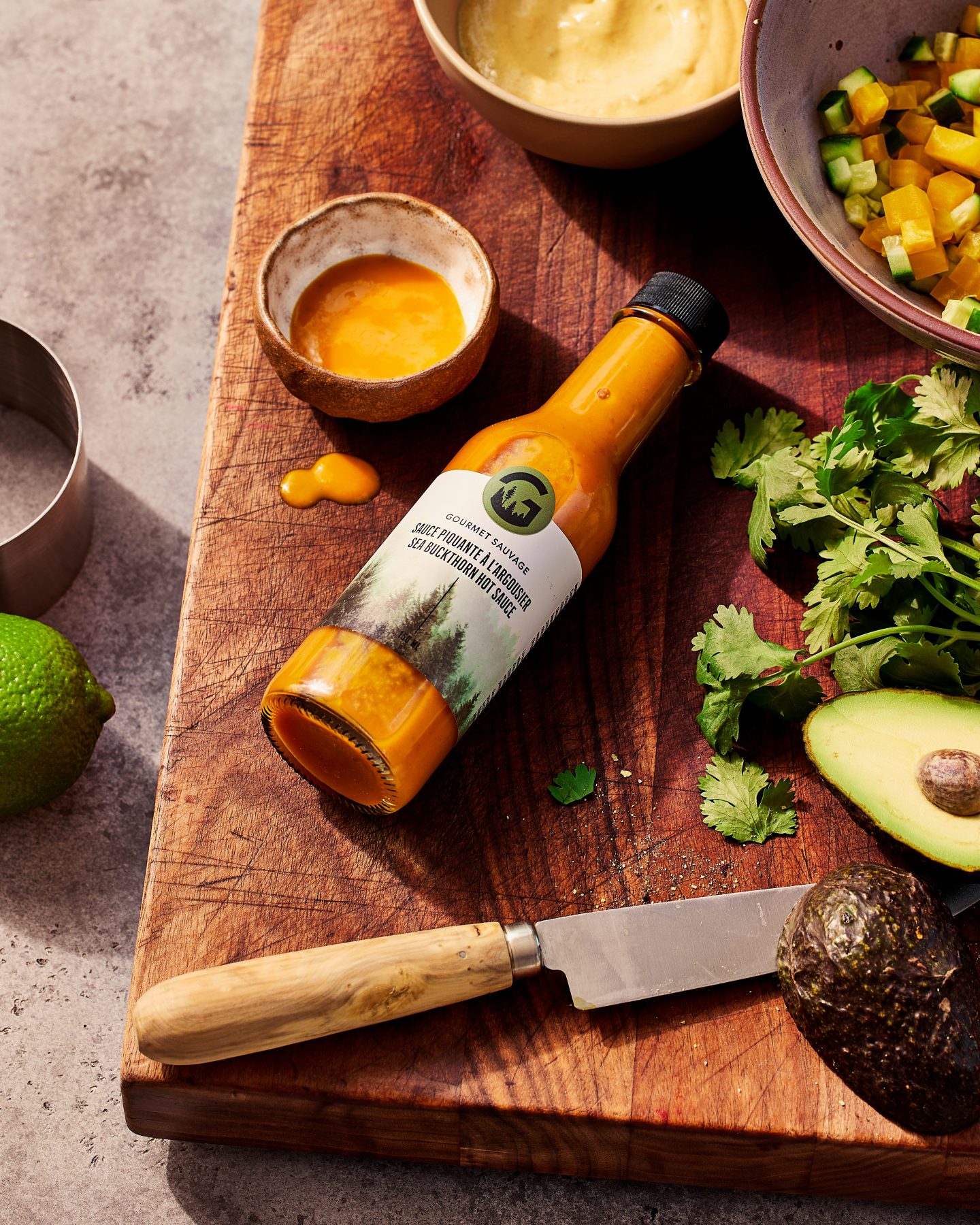 bouteille de sauce piquante sauvage sur planche en bois