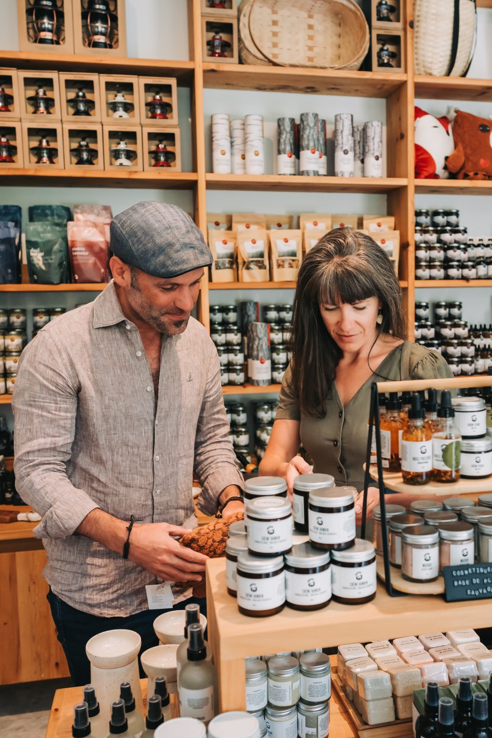 deux personnes dans un magasin de produits forestiers comestibles
