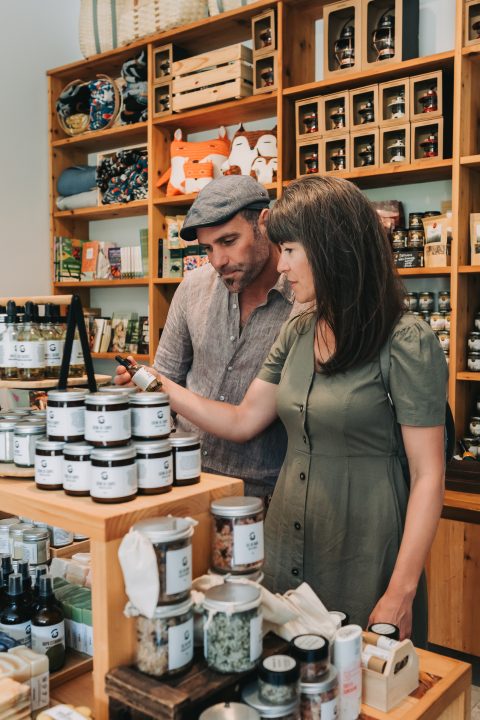 Couple examinant des produits forestiers comestibles dans un magasin