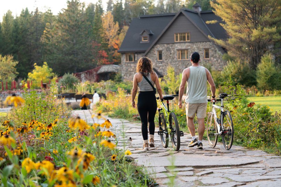 couple marchant avec des vélos sur un chemin de pierre