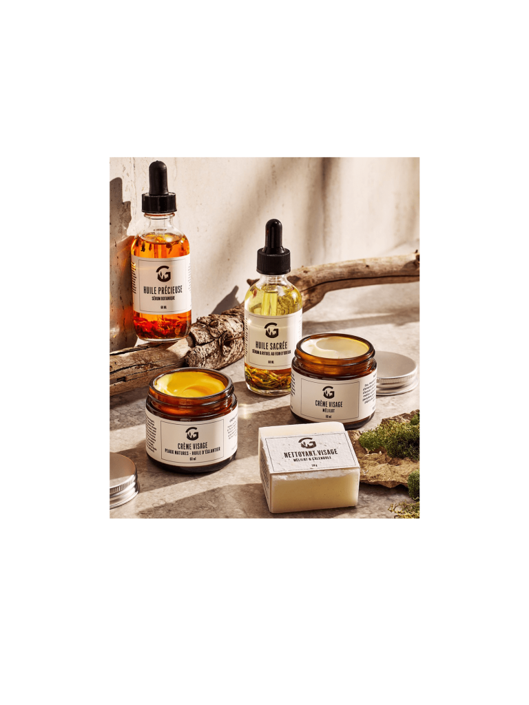 Ensemble de soins visage avec huiles, crèmes et nettoyant solide sur la pierre