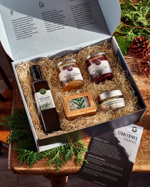 Coffret cadeau avec gelées, huile et savon sur table en bois