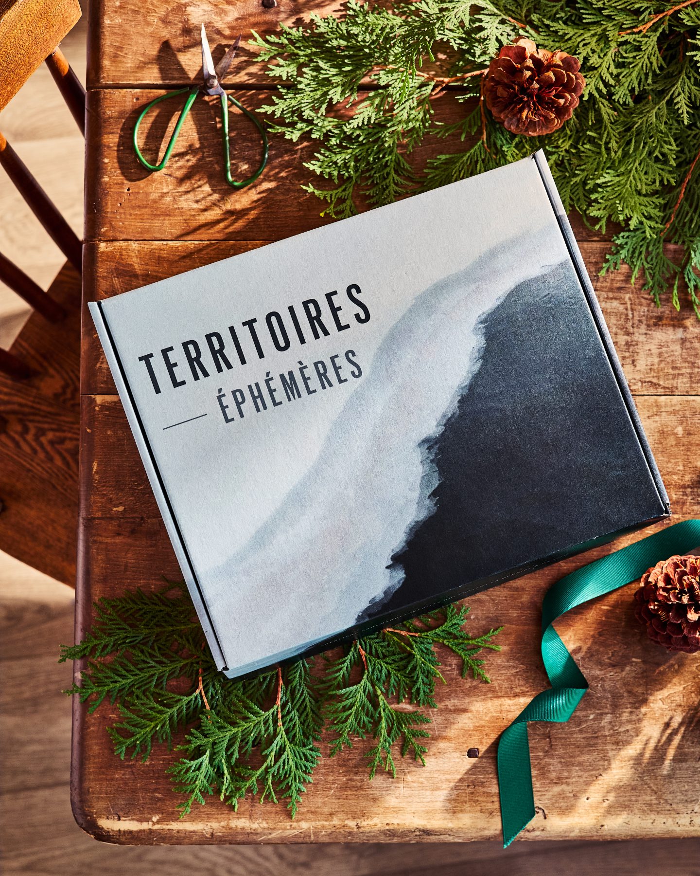 coffret Territoires éphémères sur une table en bois