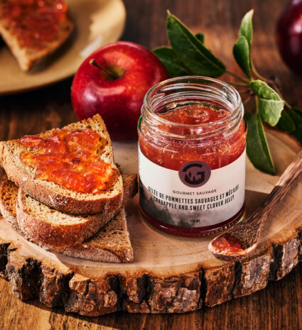 Pot de gelée de pommettes sauvages au mélilot avec des tartines