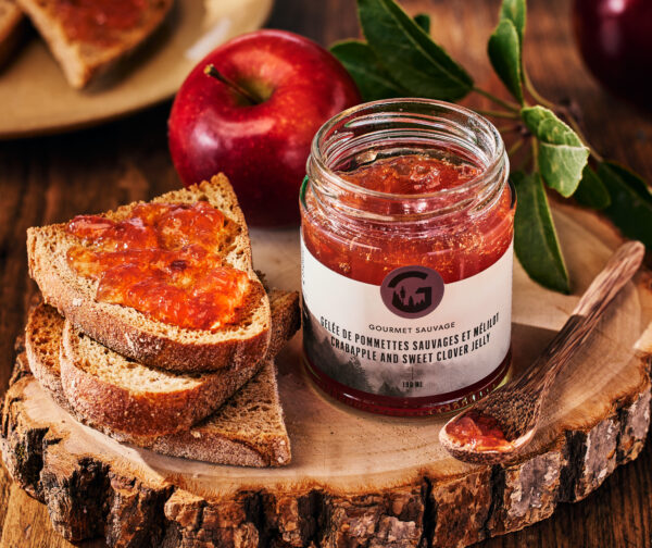 Pot de gelée de pommettes sauvages au mélilot avec des tartines