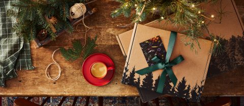 Boîtes cadeaux avec motif de forêt sur table en bois