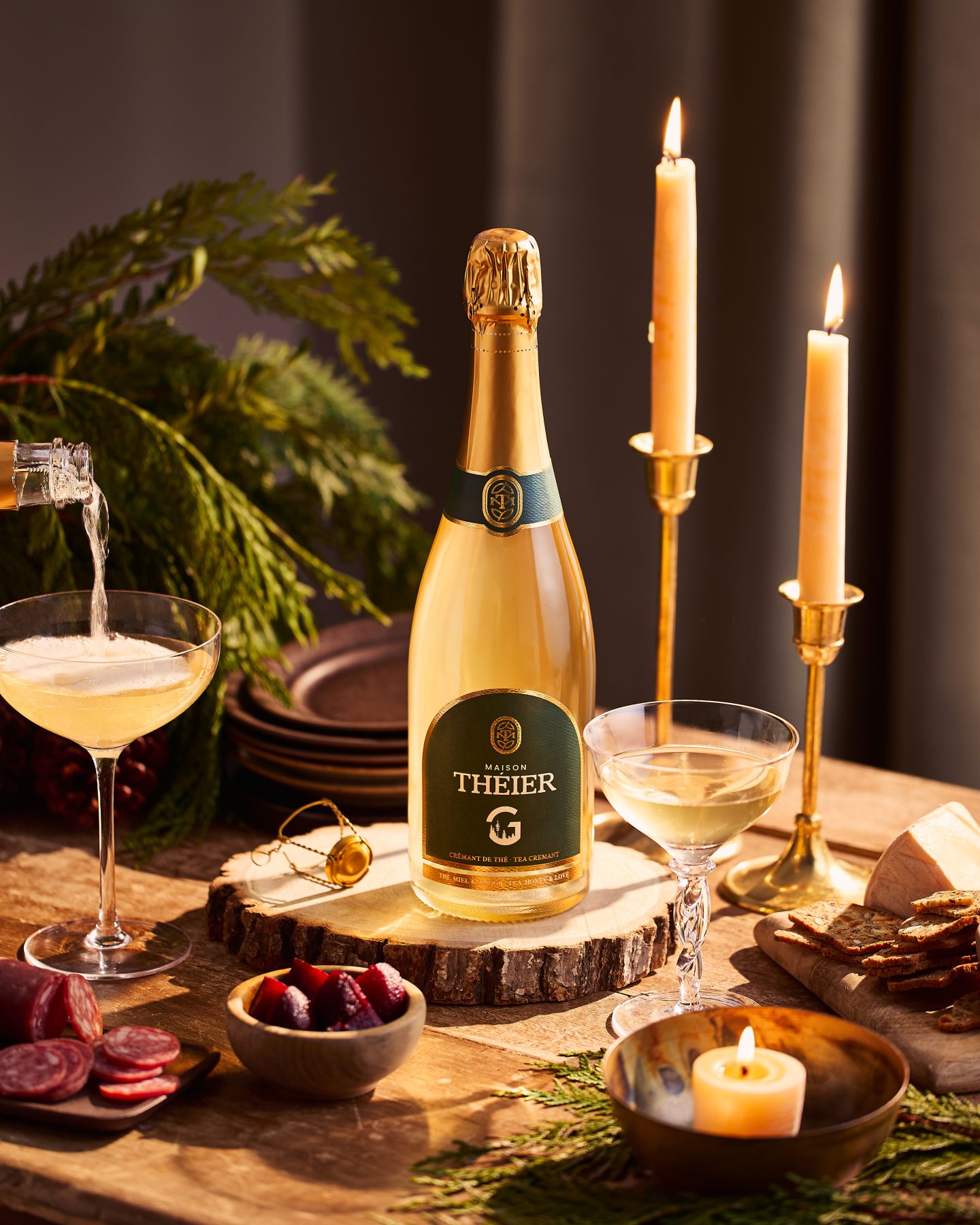 bouteille de vin mousseux sur planche en bois avec verres et bougies
