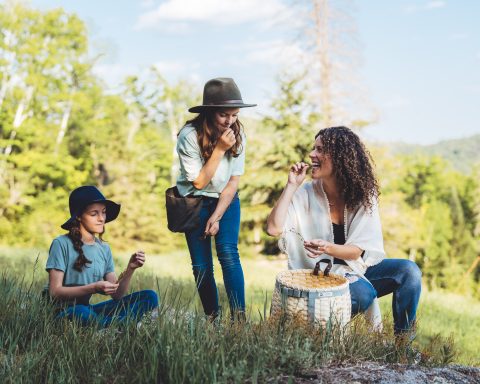 Trois personnes en pleine nature, moment convivial