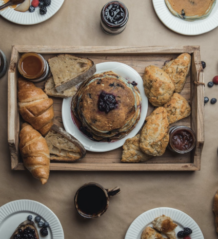 Pile de pancakes à la gelée de sureau sur une assiette