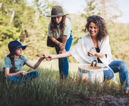 Femme et deux filles en pleine cueillette dans la nature