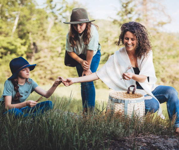 Femme et deux filles en pleine cueillette dans la nature