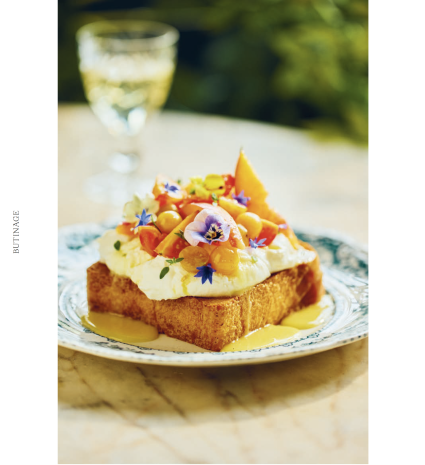 Tartine au miel garnie de fleurs comestibles sur une assiette