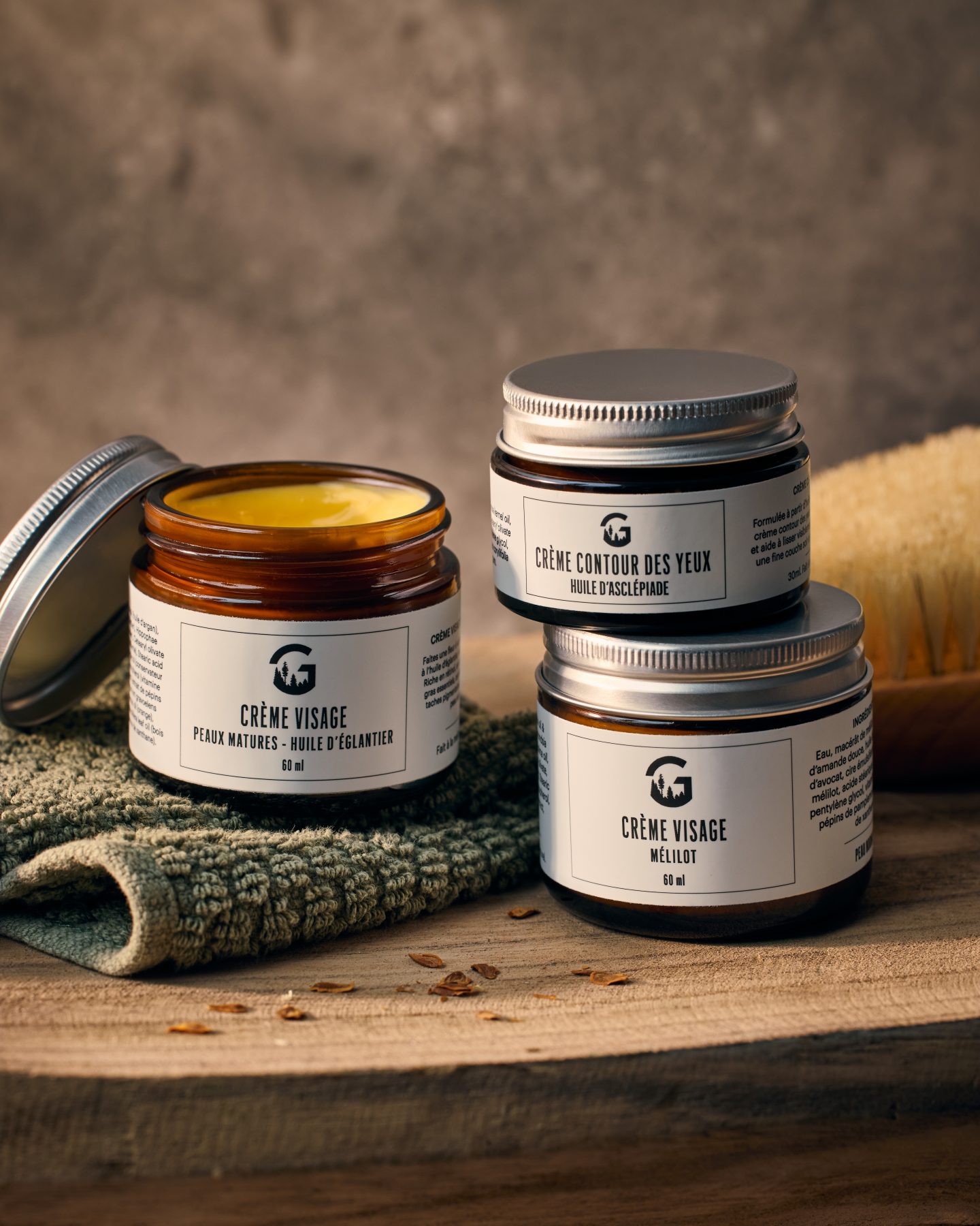 pots de crème pour le visage sur une surface en bois