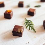Carrés de chocolat noir avec décoration sur surface claire