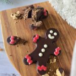 Bonhomme en chocolat sur planche en bois avec friandises