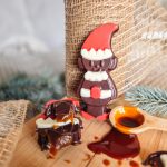 Figurine en chocolat de lutin sur planche en bois avec caramel
