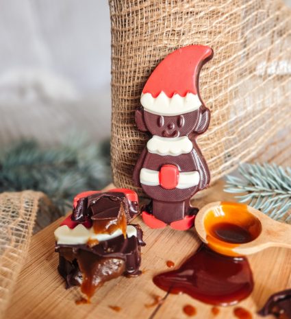 Figurine en chocolat de lutin sur planche en bois avec caramel