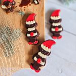 Figurines de lutins en chocolat sur planche en bois