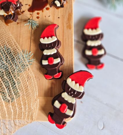Figurines de lutins en chocolat sur planche en bois