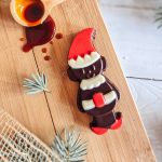 Figurine en chocolat de lutin de Noël sur planche en bois