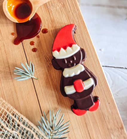 Figurine en chocolat de lutin de Noël sur planche en bois