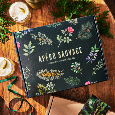 Boîte Apéro sauvage avec des verres sur une table en bois