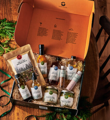 Coffret de produits forestiers en bouteilles et pots sur une table en bois
