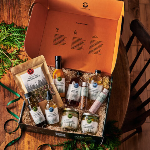 Coffret de produits forestiers dans une boîte ouverte sur une table en bois