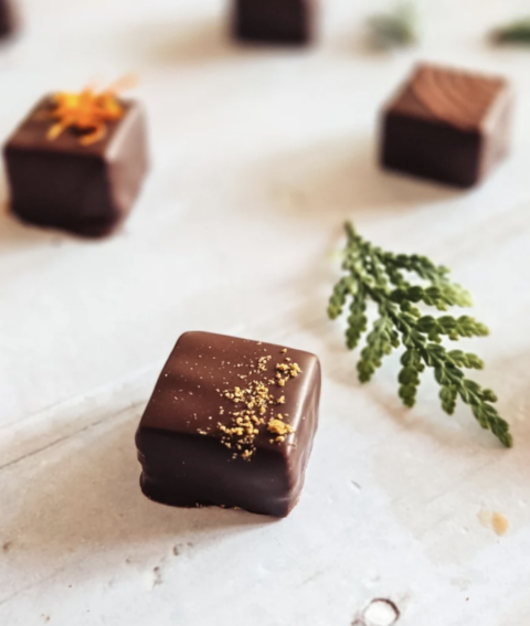 Carrés de chocolat garnis de miettes sur une surface de pierre
