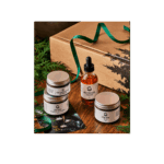 Coffret de soins avec pots et flacon compte-gouttes sur du bois