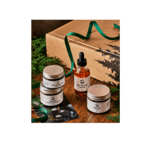 Coffret de soins avec pots et flacon compte-gouttes sur du bois
