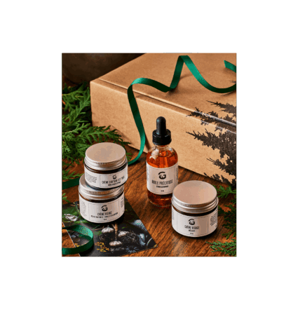 Coffret de soins avec pots et flacon compte-gouttes sur du bois
