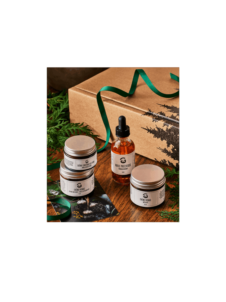 Coffret de soins avec pots et flacon compte-gouttes sur du bois