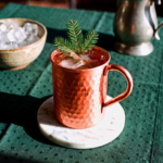 Mule des bois dans une tasse de cuivre martelé sur une table verte