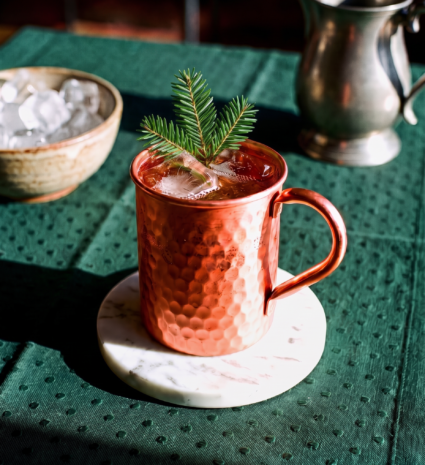 Mule des bois dans une tasse de cuivre martelé sur une table verte